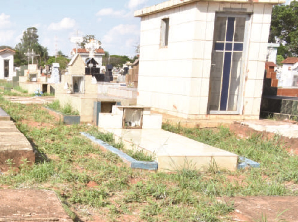 Túmulos violados, caixões abertos e até crânio exposto em cemitérios de MS